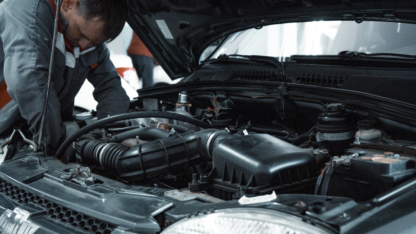 Profissional a trabalhar num motor automóvel
